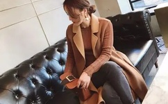 把冰葡萄一颗一颗往里堆